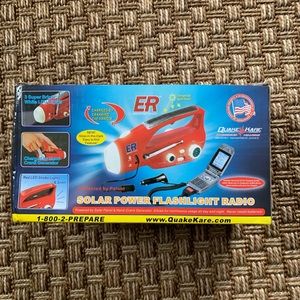 NEW Solar Powered Hand Crank AM FM Emergency Radio Phone Charger Survival Light